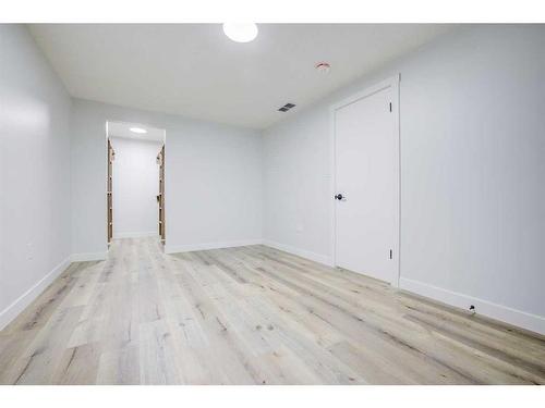 1435 42 Street Ne, Calgary, AB - Indoor Photo Showing Other Room