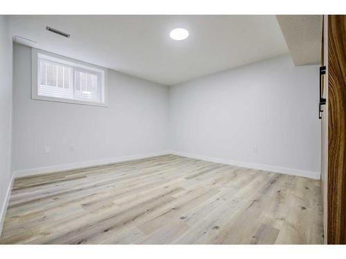 1435 42 Street Ne, Calgary, AB - Indoor Photo Showing Other Room