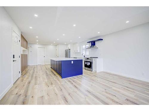 1435 42 Street Ne, Calgary, AB - Indoor Photo Showing Kitchen