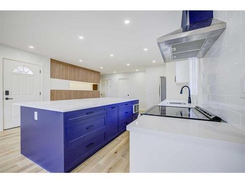 1435 42 Street Ne, Calgary, AB - Indoor Photo Showing Kitchen