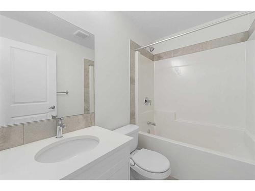 696 Reynolds Crescent Sw, Airdrie, AB - Indoor Photo Showing Bathroom