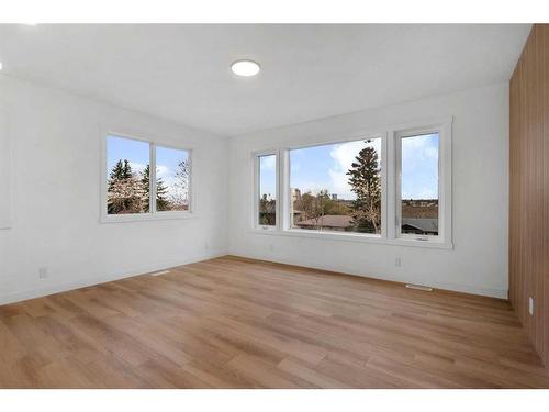 1420 16A Street Ne, Calgary, AB - Indoor Photo Showing Living Room