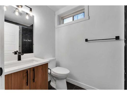 1420 16A Street Ne, Calgary, AB - Indoor Photo Showing Bathroom