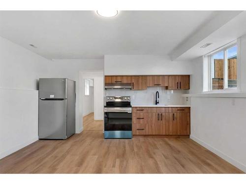 1420 16A Street Ne, Calgary, AB - Indoor Photo Showing Kitchen