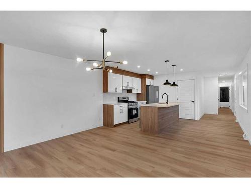 1420 16A Street Ne, Calgary, AB - Indoor Photo Showing Kitchen