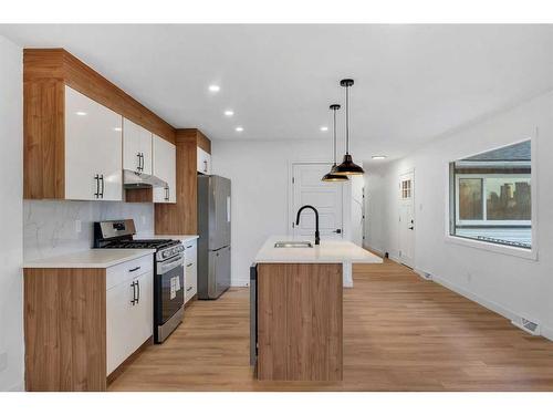 1420 16A Street Ne, Calgary, AB - Indoor Photo Showing Kitchen