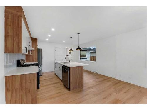 1420 16A Street Ne, Calgary, AB - Indoor Photo Showing Kitchen