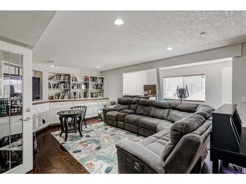 93 Crystal Shores Road, Okotoks, AB - Indoor Photo Showing Living Room