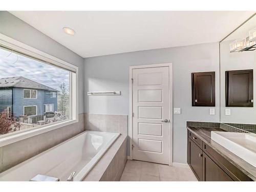 176 Evansridge Circle Nw, Calgary, AB - Indoor Photo Showing Bathroom