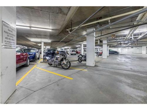 242-60 Royal Oak Plaza Nw, Calgary, AB - Indoor Photo Showing Garage