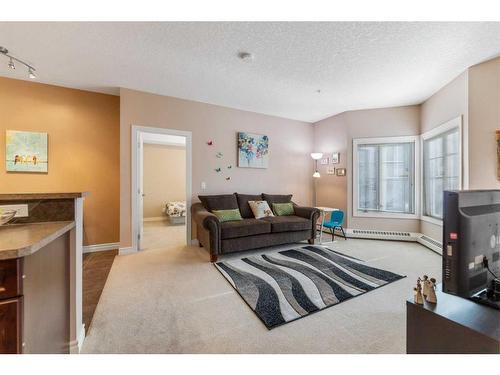 242-60 Royal Oak Plaza Nw, Calgary, AB - Indoor Photo Showing Living Room