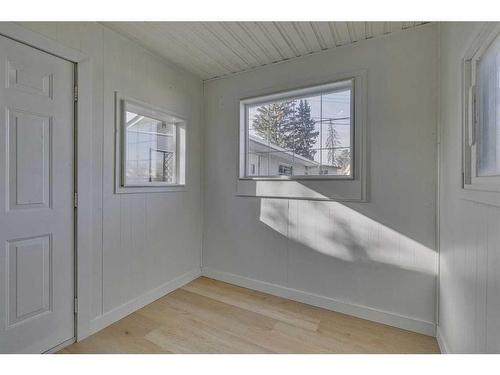 5406 Valentine Crescent Se, Calgary, AB - Indoor Photo Showing Other Room