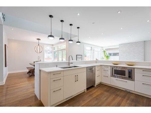 5819 21 Street Sw, Calgary, AB - Indoor Photo Showing Kitchen With Double Sink With Upgraded Kitchen