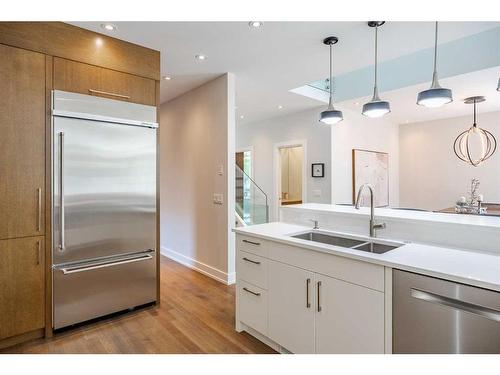 5819 21 Street Sw, Calgary, AB - Indoor Photo Showing Kitchen With Double Sink With Upgraded Kitchen