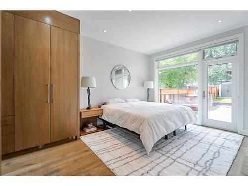 5819 21 Street Sw, Calgary, AB - Indoor Photo Showing Bedroom