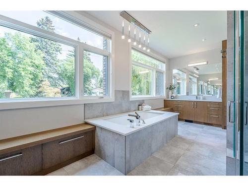 5819 21 Street Sw, Calgary, AB - Indoor Photo Showing Bathroom