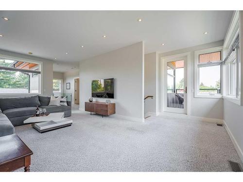 5819 21 Street Sw, Calgary, AB - Indoor Photo Showing Living Room