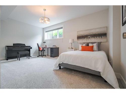 5819 21 Street Sw, Calgary, AB - Indoor Photo Showing Bedroom