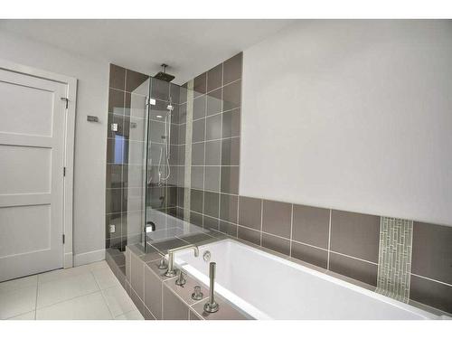 2029 31 Street Sw, Calgary, AB - Indoor Photo Showing Bathroom