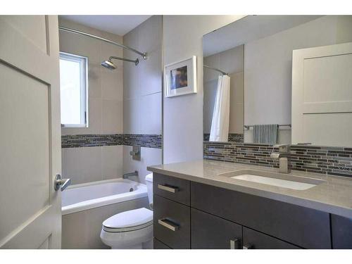 2029 31 Street Sw, Calgary, AB - Indoor Photo Showing Bathroom