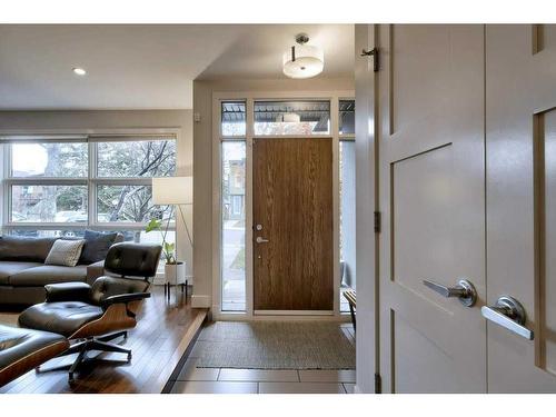 2029 31 Street Sw, Calgary, AB - Indoor Photo Showing Living Room