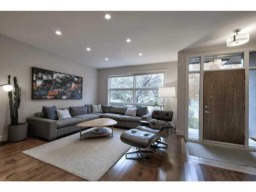 2029 31 Street Sw, Calgary, AB - Indoor Photo Showing Living Room