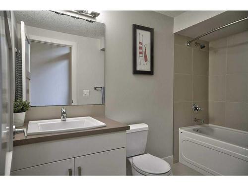 2029 31 Street Sw, Calgary, AB - Indoor Photo Showing Bathroom