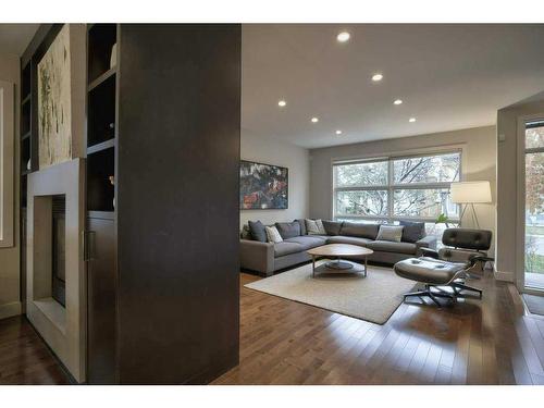 2029 31 Street Sw, Calgary, AB - Indoor Photo Showing Living Room