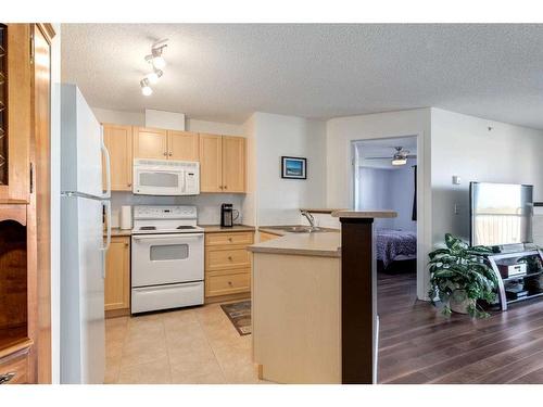 1408-10 Prestwick Bay Se, Calgary, AB - Indoor Photo Showing Kitchen