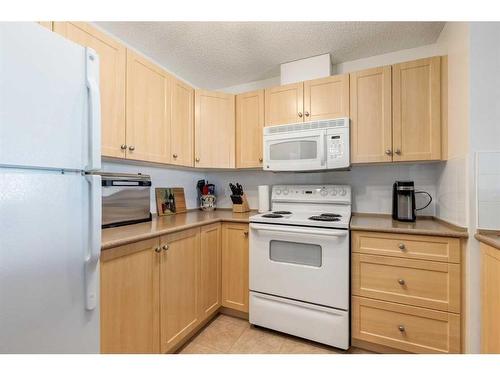 1408-10 Prestwick Bay Se, Calgary, AB - Indoor Photo Showing Kitchen