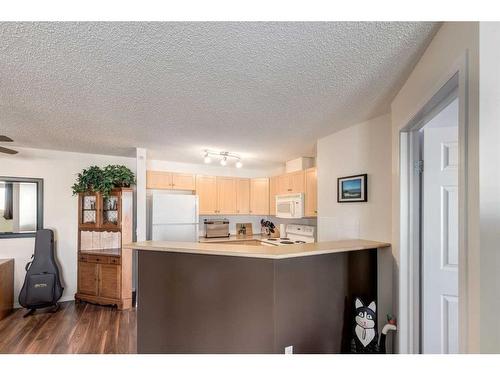 1408-10 Prestwick Bay Se, Calgary, AB - Indoor Photo Showing Kitchen