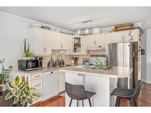 1102-1514 11 Street Sw, Calgary, AB - Indoor Photo Showing Kitchen With Double Sink