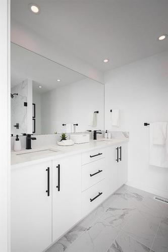 3-8101 8 Avenue Sw, Calgary, AB - Indoor Photo Showing Bathroom