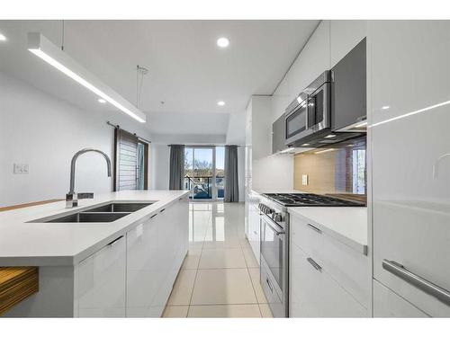 408-1020 9 Avenue Se, Calgary, AB - Indoor Photo Showing Kitchen With Double Sink With Upgraded Kitchen