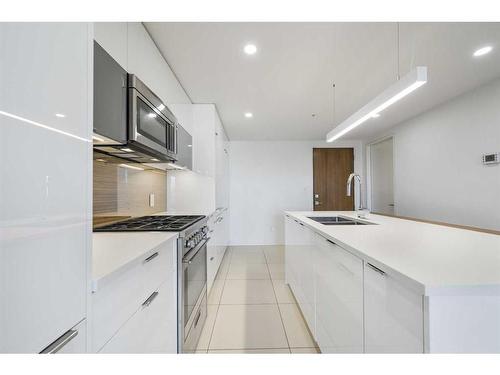 408-1020 9 Avenue Se, Calgary, AB - Indoor Photo Showing Kitchen With Double Sink With Upgraded Kitchen