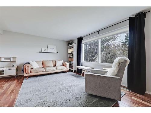 344 Killarney Glen Court Sw, Calgary, AB - Indoor Photo Showing Living Room