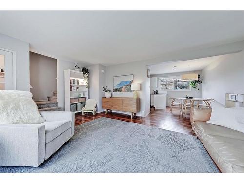 344 Killarney Glen Court Sw, Calgary, AB - Indoor Photo Showing Living Room