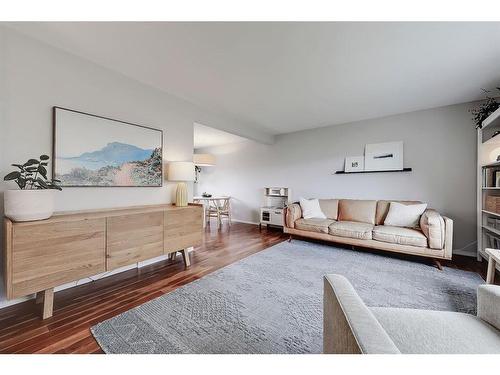 344 Killarney Glen Court Sw, Calgary, AB - Indoor Photo Showing Living Room