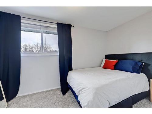 344 Killarney Glen Court Sw, Calgary, AB - Indoor Photo Showing Bedroom