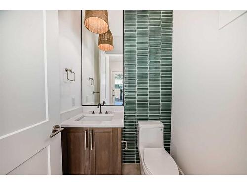 5006 21A Street Sw, Calgary, AB - Indoor Photo Showing Bathroom