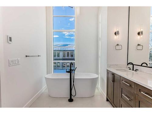 5006 21A Street Sw, Calgary, AB - Indoor Photo Showing Bathroom