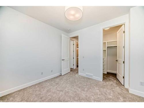 5006 21A Street Sw, Calgary, AB - Indoor Photo Showing Other Room