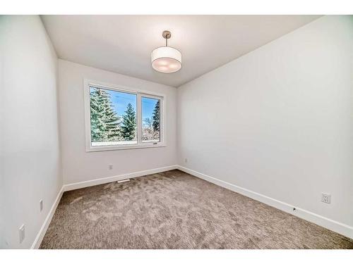 5006 21A Street Sw, Calgary, AB - Indoor Photo Showing Other Room