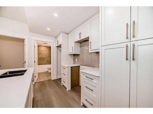 5006 21A Street Sw, Calgary, AB - Indoor Photo Showing Kitchen