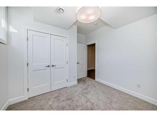 5006 21A Street Sw, Calgary, AB - Indoor Photo Showing Other Room