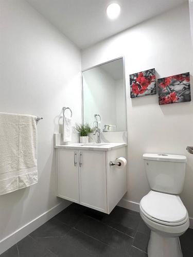 11015 5 Street Sw, Calgary, AB - Indoor Photo Showing Bathroom