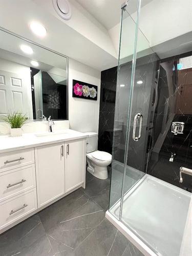 11015 5 Street Sw, Calgary, AB - Indoor Photo Showing Bathroom