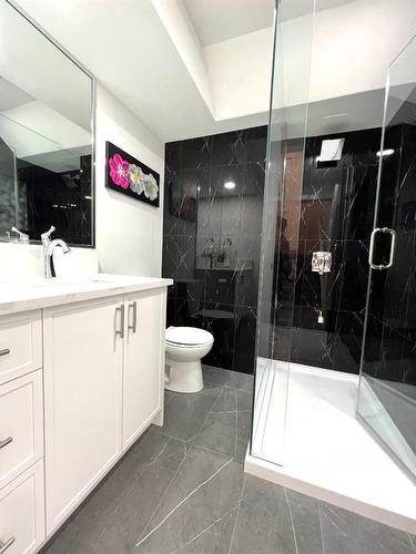 11015 5 Street Sw, Calgary, AB - Indoor Photo Showing Bathroom