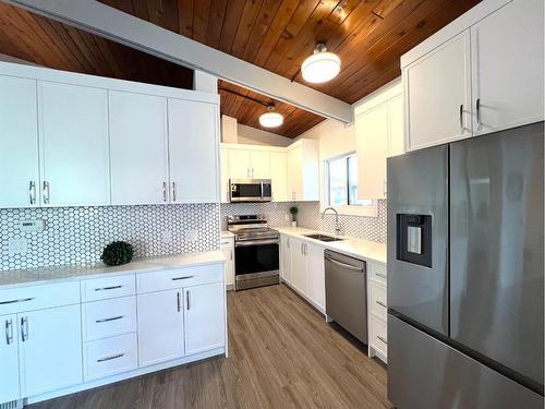 11015 5 Street Sw, Calgary, AB - Indoor Photo Showing Kitchen