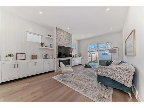 2625 29 Street Sw, Calgary, AB - Indoor Photo Showing Living Room